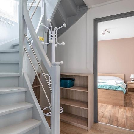 Ideally Located Furnished Townhouse With 3 Bedrooms Parking & Garden アヌシー エクステリア 写真