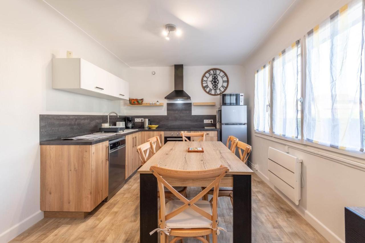 Ideally Located Furnished Townhouse With 3 Bedrooms Parking & Garden アヌシー エクステリア 写真