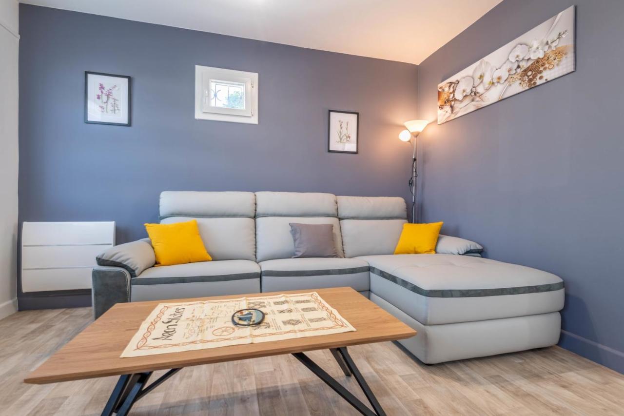 Ideally Located Furnished Townhouse With 3 Bedrooms Parking & Garden アヌシー エクステリア 写真