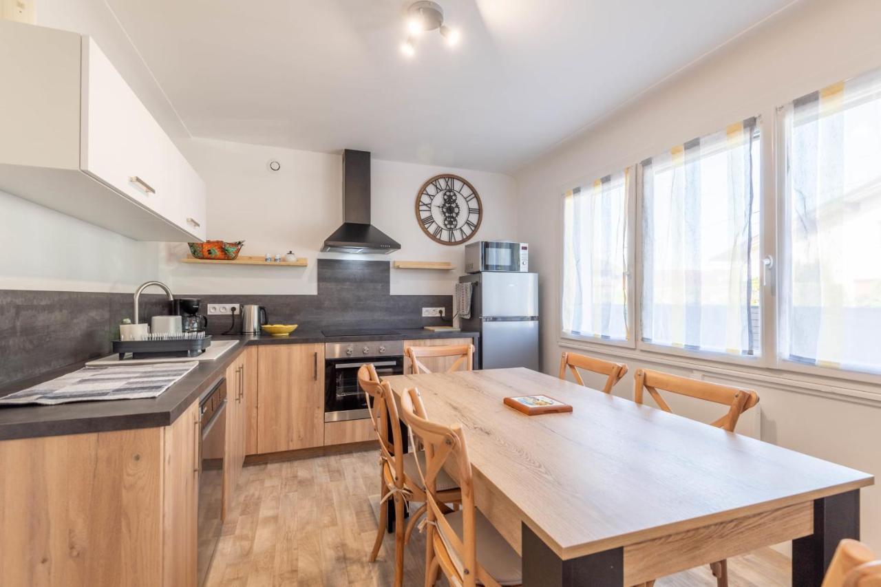 Ideally Located Furnished Townhouse With 3 Bedrooms Parking & Garden アヌシー エクステリア 写真