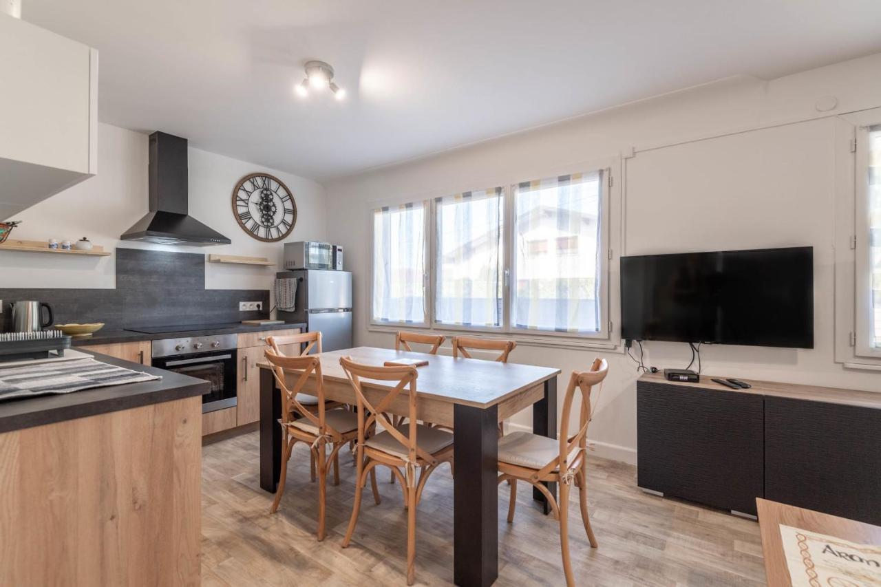 Ideally Located Furnished Townhouse With 3 Bedrooms Parking & Garden アヌシー エクステリア 写真