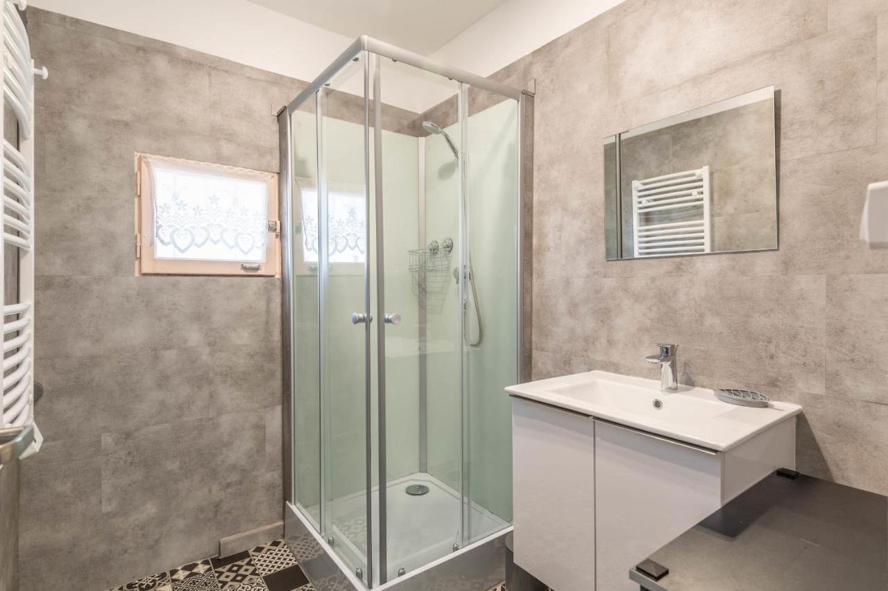 Ideally Located Furnished Townhouse With 3 Bedrooms Parking & Garden アヌシー エクステリア 写真