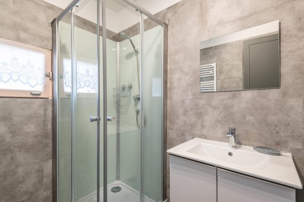 Ideally Located Furnished Townhouse With 3 Bedrooms Parking & Garden アヌシー エクステリア 写真