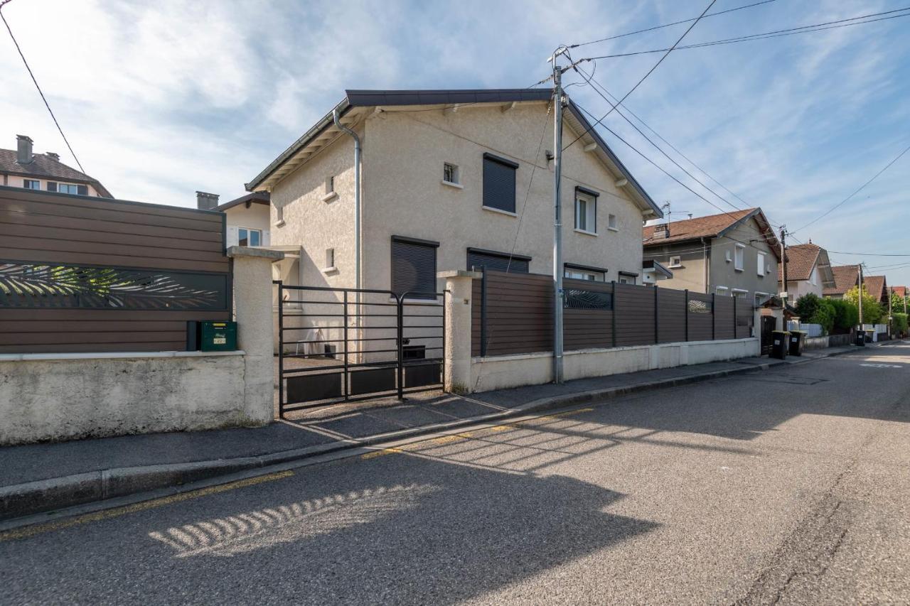 Ideally Located Furnished Townhouse With 3 Bedrooms Parking & Garden アヌシー エクステリア 写真